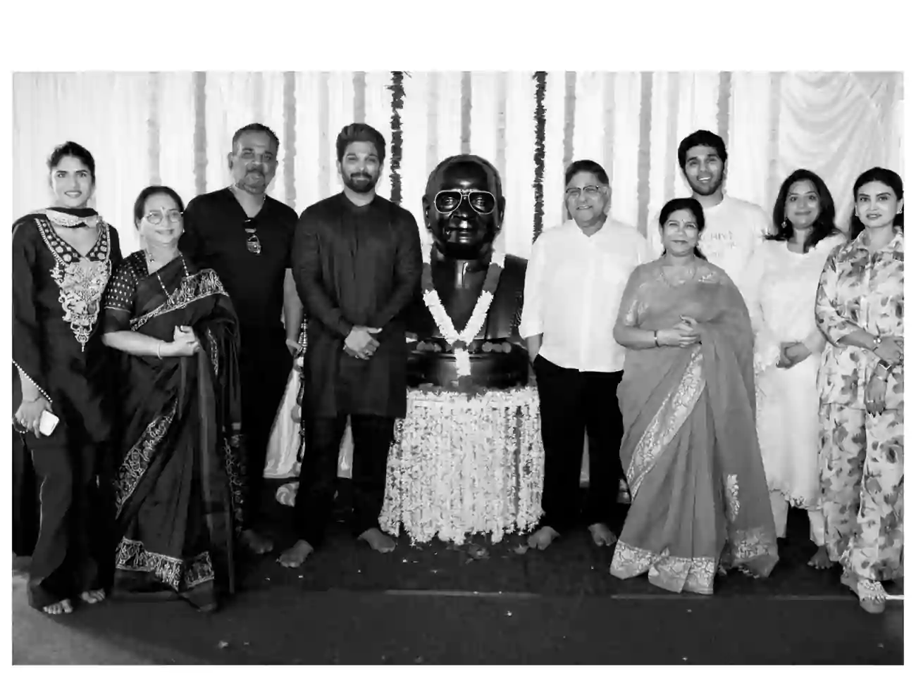 తాత జయంతి రోజున అల్లు అర్జున్ కీలక నిర్ణయం.. కొత్త క్రియేటివ్ ఆఫీస్‌కు ‘ఐకాన్జా’ పేరు!