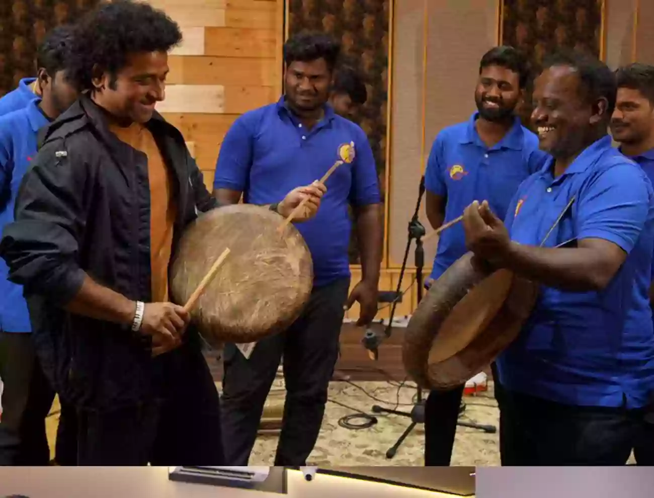 100 మంది జానపద రిథమ్ ప్లేయర్లతో టైటిల్ సాంగ్