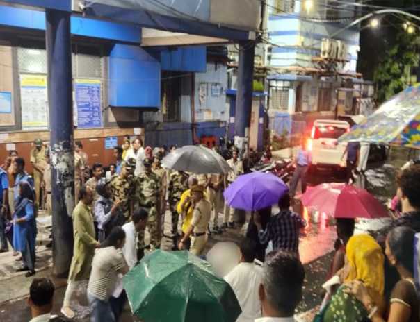 దుర్గాపూజలో తొక్కిసలాట.. 17 మంది మృతి